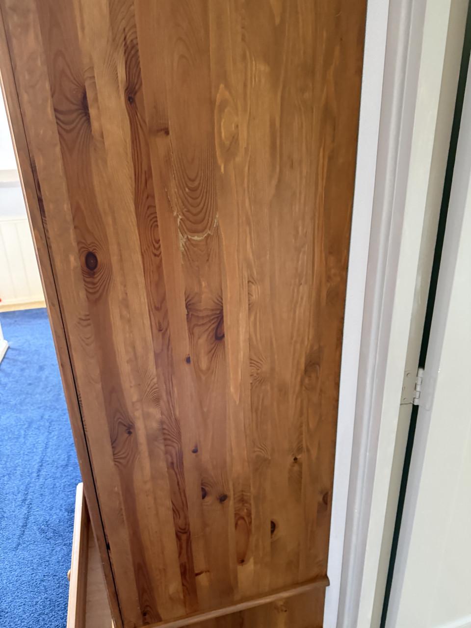 Houten kledingkast met hang en leg planken