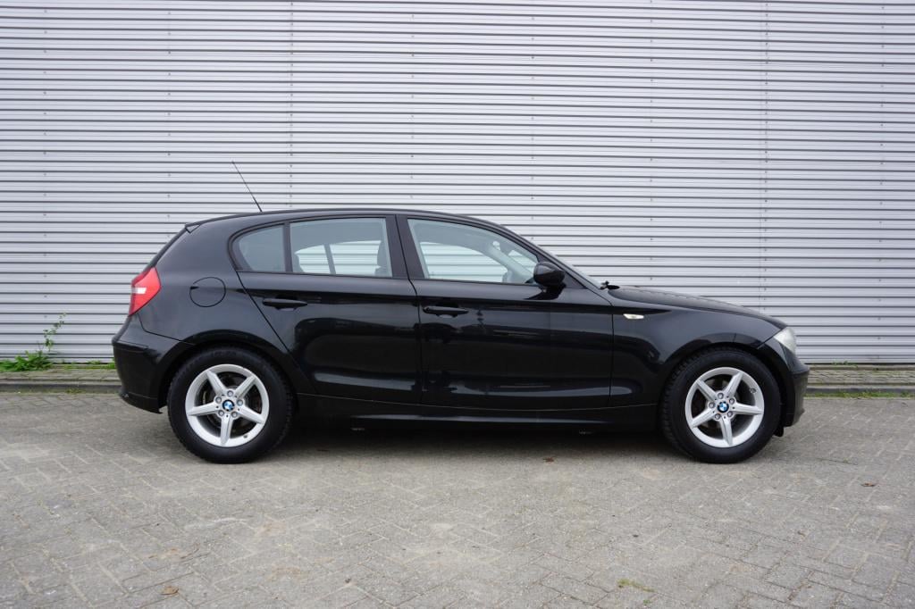 BMW 1 Serie 116i airco / elektr. ramen / parkeers. / lm velgen / apk t/m 09