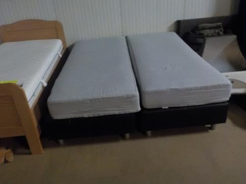2 boxsprings+ 2 matrassen 80 x 200 cm in goede staat compleet 135 euro