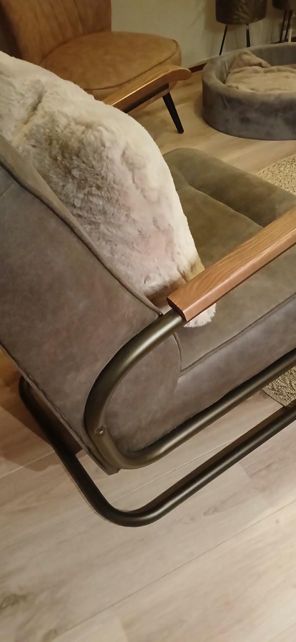 Olijfgroene fauteuil met suede look in prima staat.