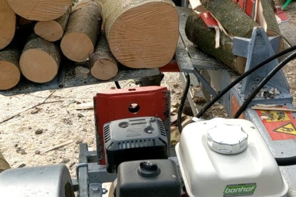 Dubbelwerkende houtklover/kliefmachine 20 ton te huur