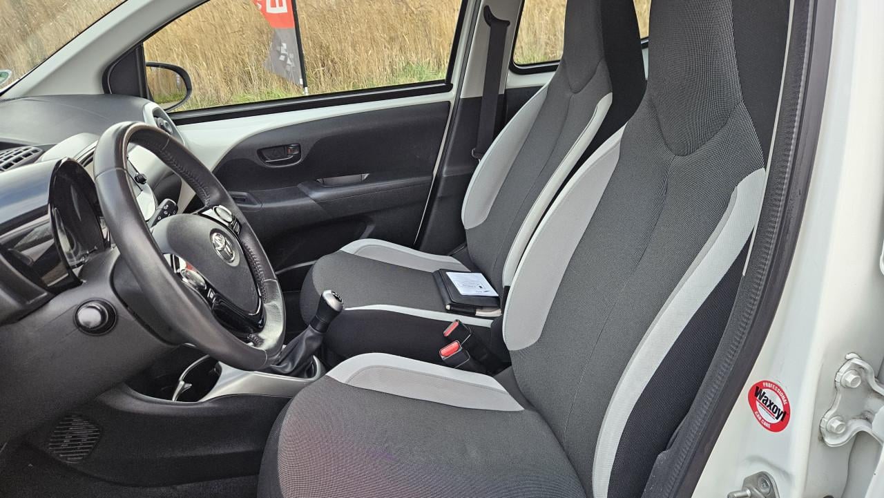 Zuinige 5drs TOYOTA AYGO 1.0 X-PLAY 2015 / NL AUTO / NAP /