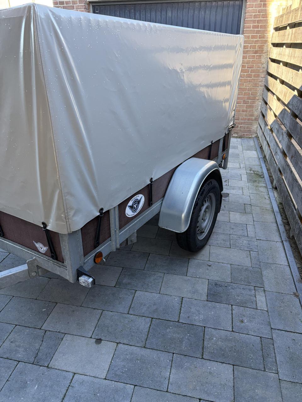 Aanhanger met loofrekken en huif