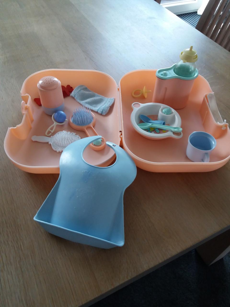 Te koop: Koffertje met poppenspulletjes