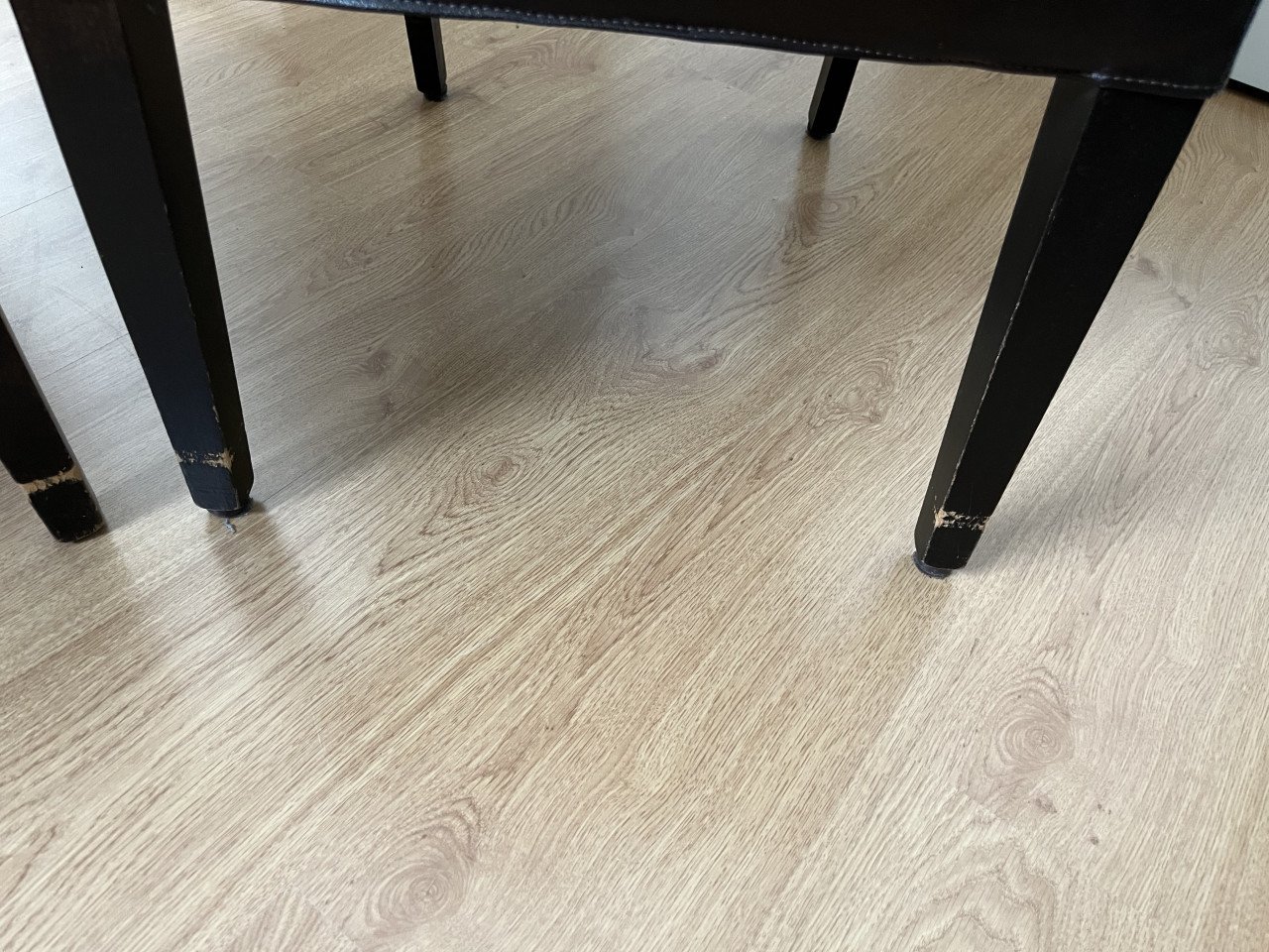 Twee bruine eetkamerstoelen, leer