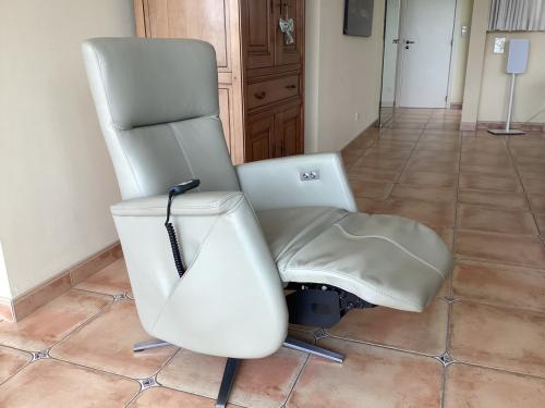Prominent sta op fauteuil Small