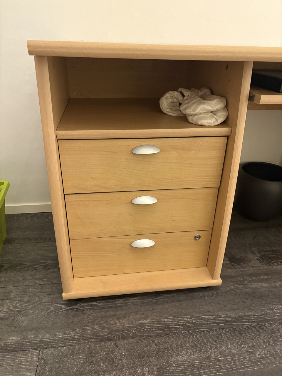 Bureau van hout met lades.