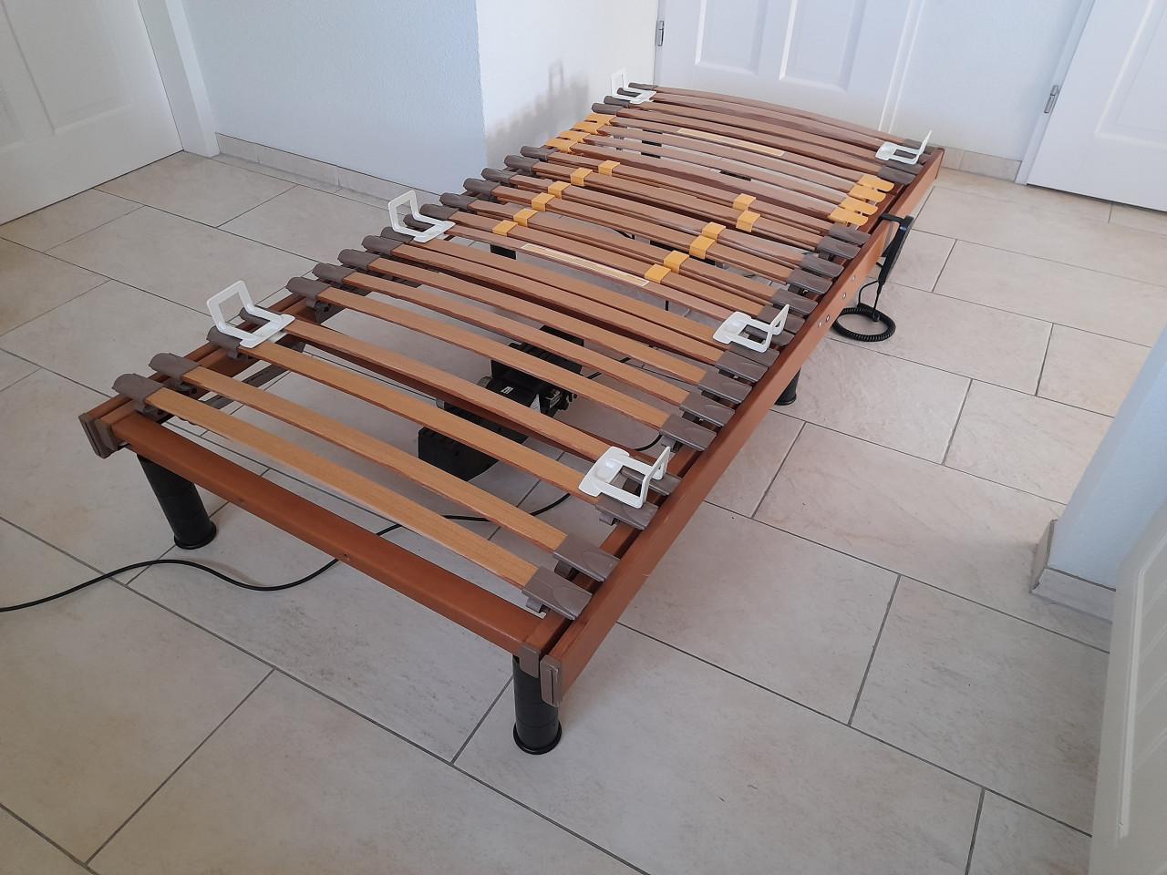 Electrische lattenbodem op poten 90 x 200 (in goede staat)