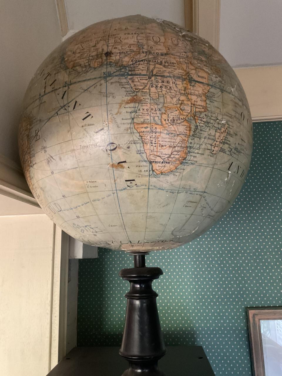 Grote antieke globe ( gips )