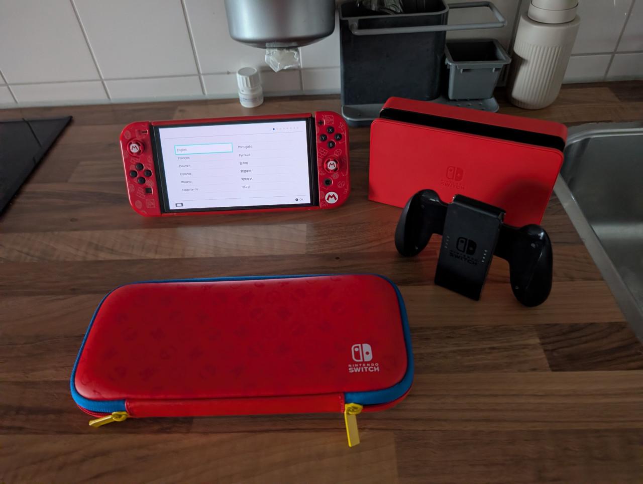 Nintendo Switch OLED Mario Editie - Zo goed als nieuw
