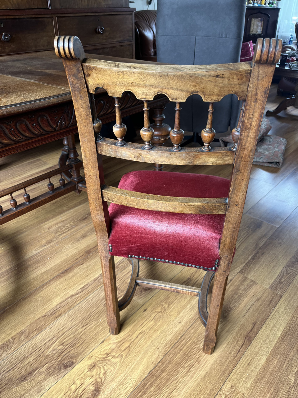 Eikenhouten Mechelse tafel met leeuwenkoppen, 4 stoelen