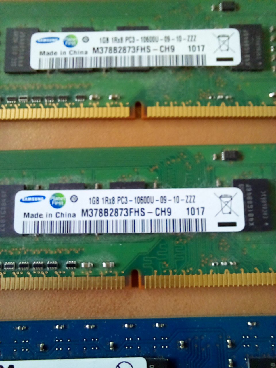 Ram bankjes: 4 x 1 GB - DDR3/PC3 10600u 1Rx8 voor desktop.