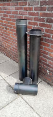 2 kachelpijpen en een t-stuk.