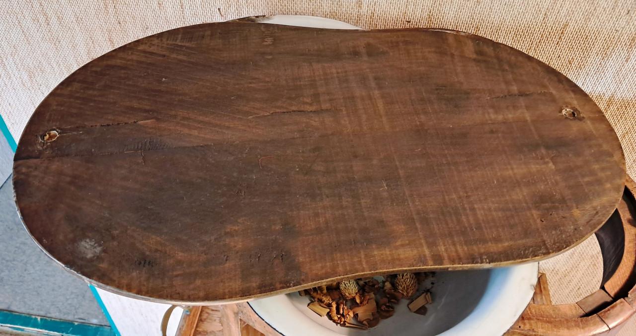 Bijzonder antiek bijzet tafeltje met een verstopt bidetje.