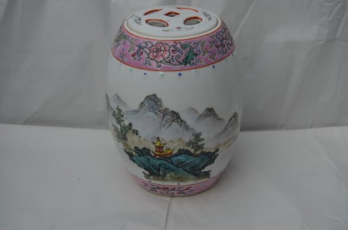 Chinese porseleinen pot in goede staat, op de deksel na dan.