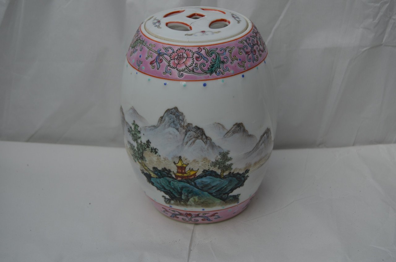 Chinese porseleinen pot in goede staat, op de deksel na dan.