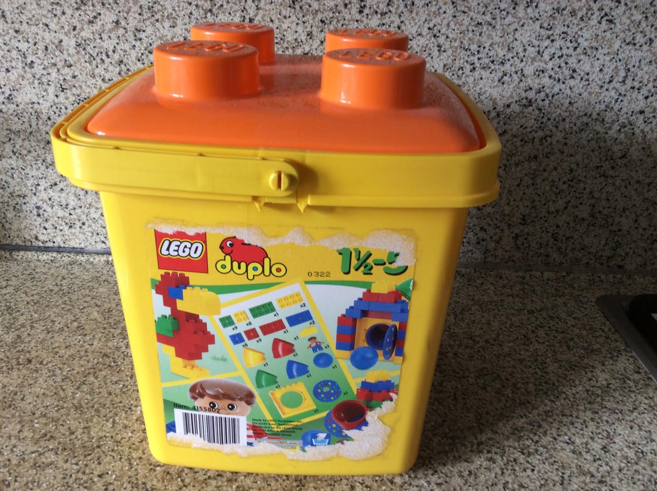 4 lege Duplo emmers met deksel.   Vliegtuigje, shovel en 3 poppetjes.