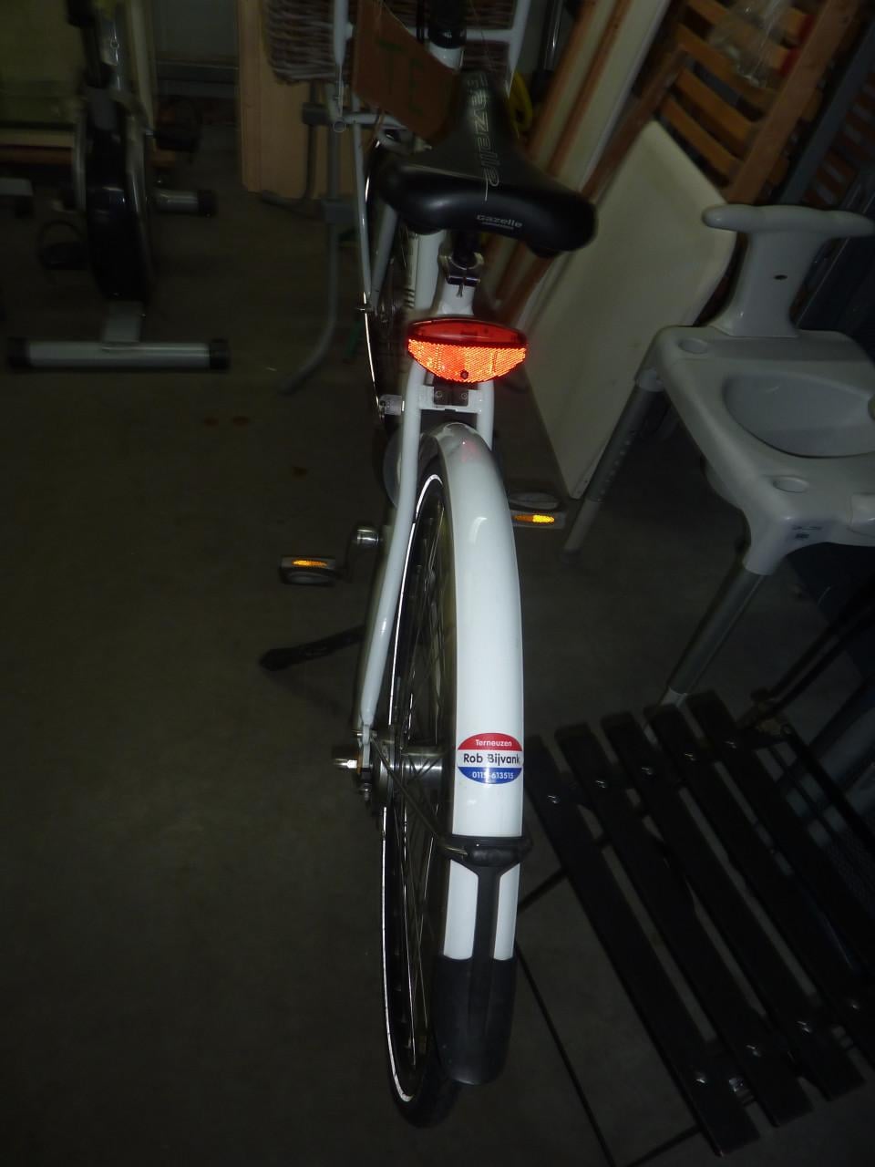 Damesfiets met rieten mand