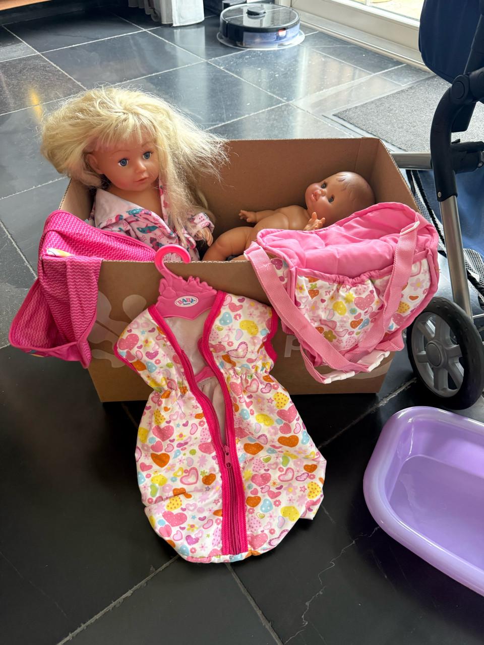 Poppenwagen en baby born poppen, kleertjes, badje