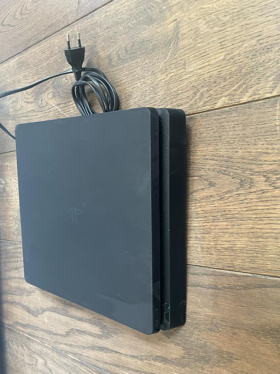 🎮 PS4 Slim + 2 controllers + FC 26 + FIFA 21