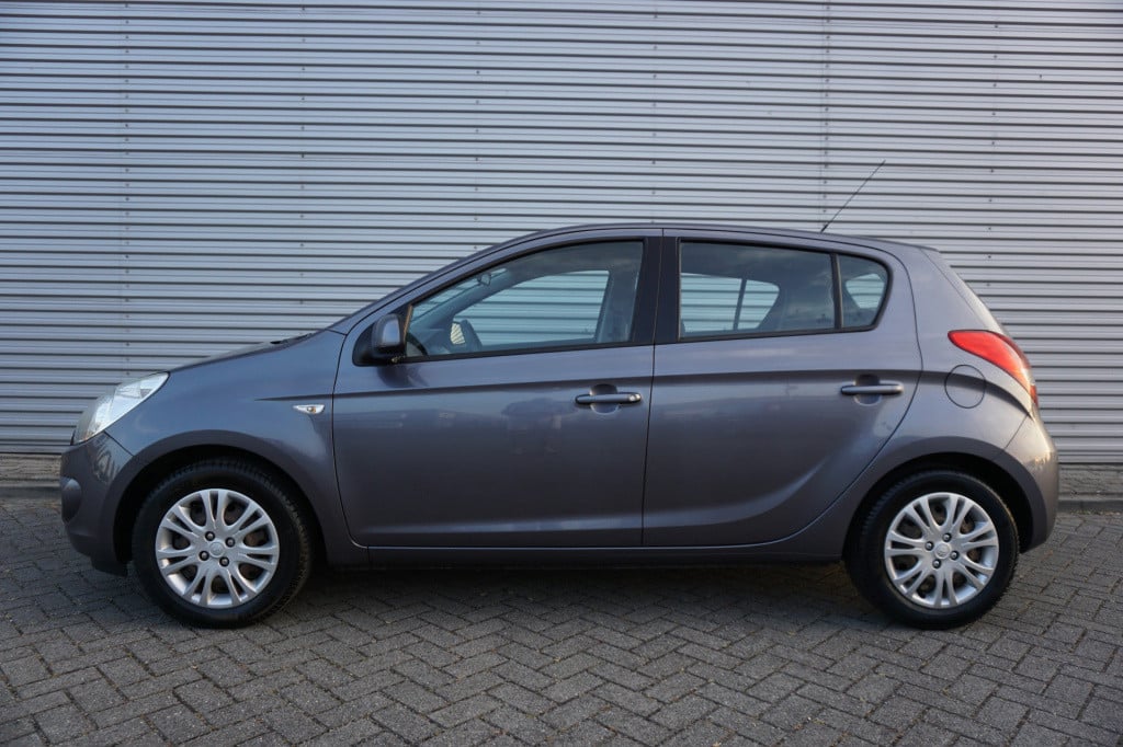 Hyundai I 20 1.2i dynamicversion airco / elektr. ramen / parkeers. / nap