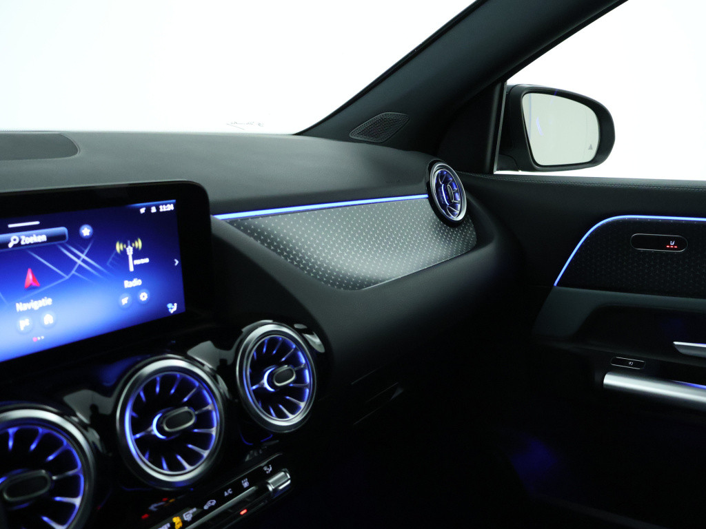 Mercedes-Benz Gla-klasse 250 e face lift plug-in hybride | dodehoek assist 