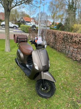 Te koop: BTC RIVA Retro Scooter met windscherm – stijlvolle verschijning!
