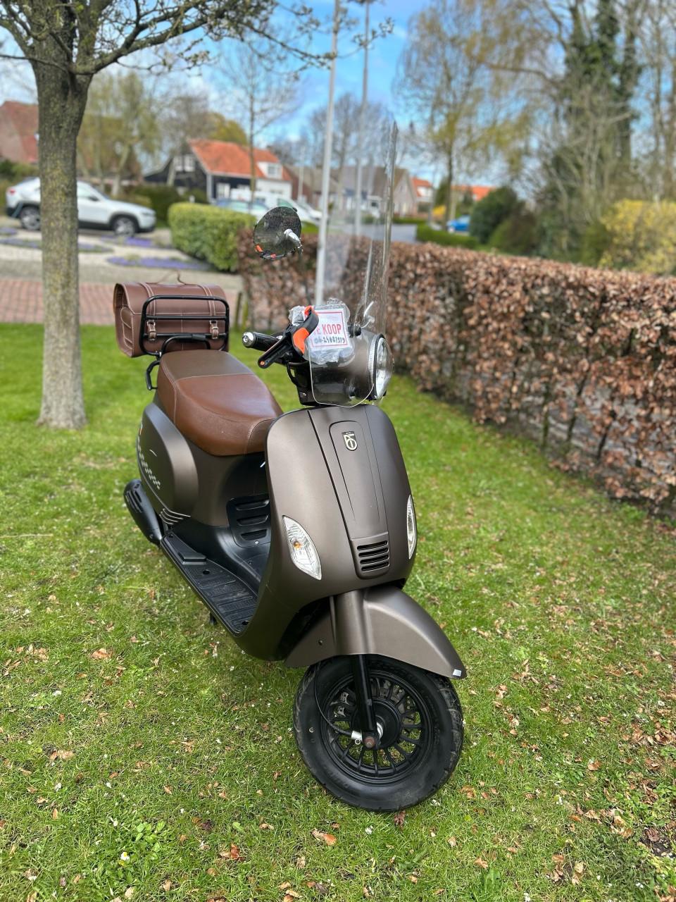 Te koop: BTC RIVA Retro Scooter met windscherm – stijlvolle verschijning!