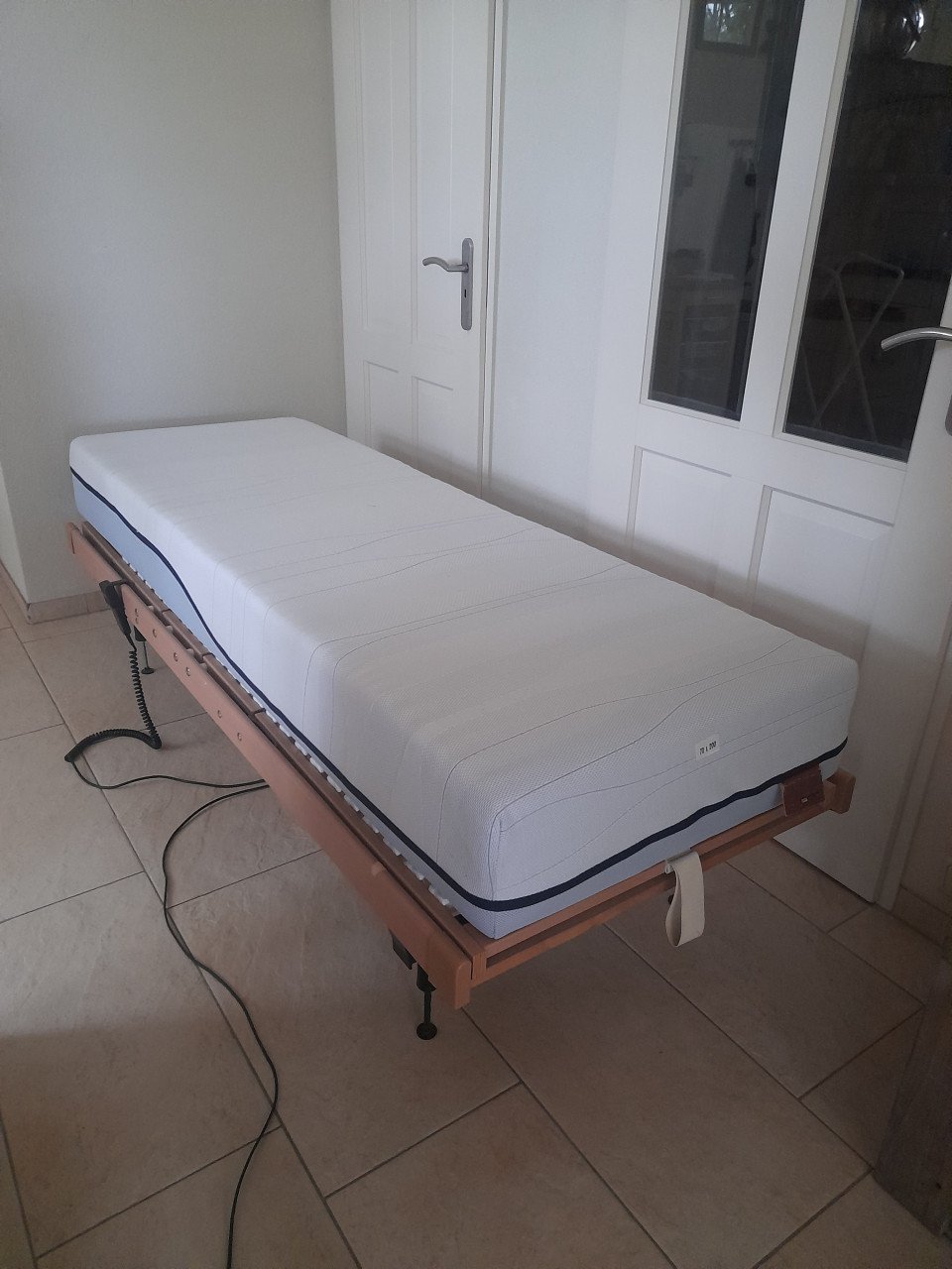 Elektrische verstelbare Lattenbodem op pootjes + matras (70 x 200
