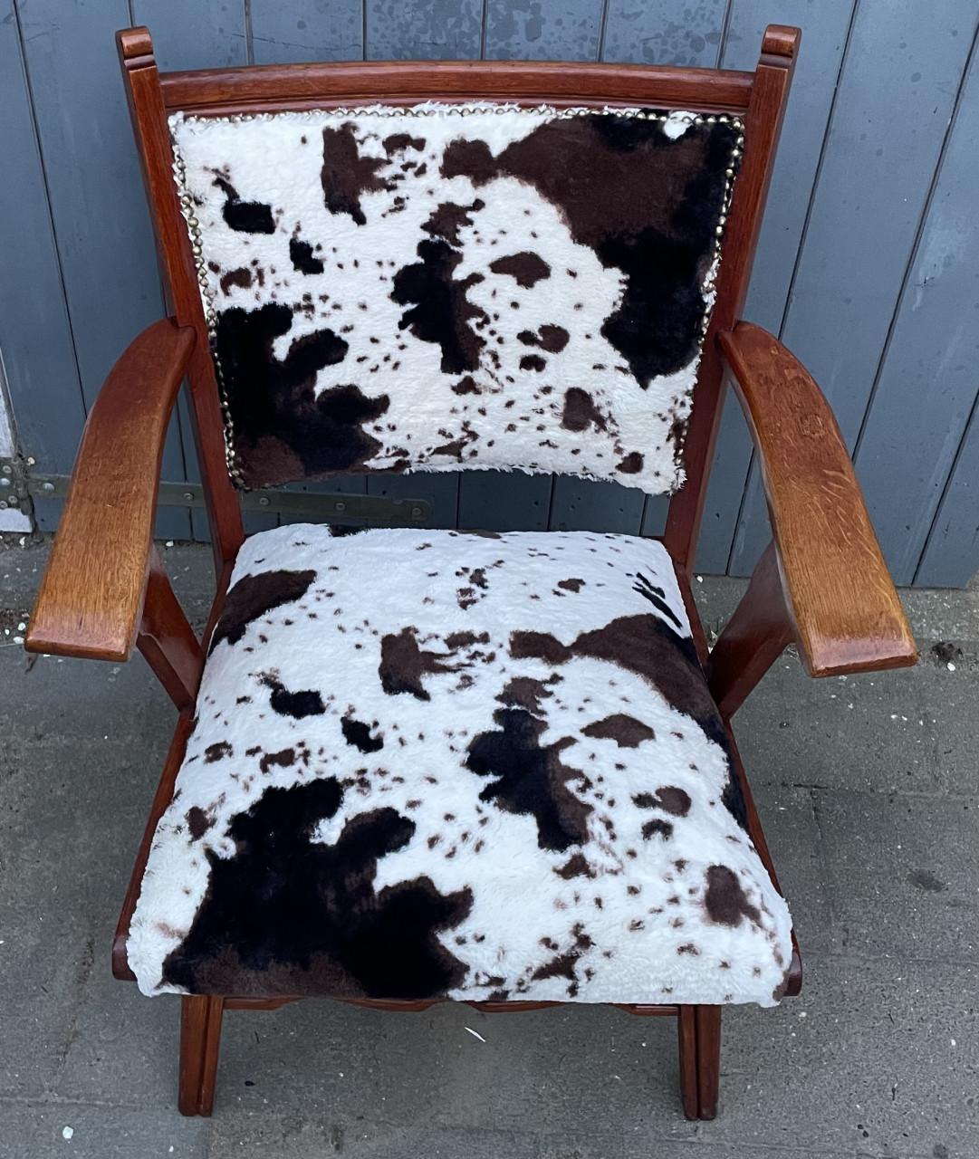 Sfeervolle fauteuil met koeienprint