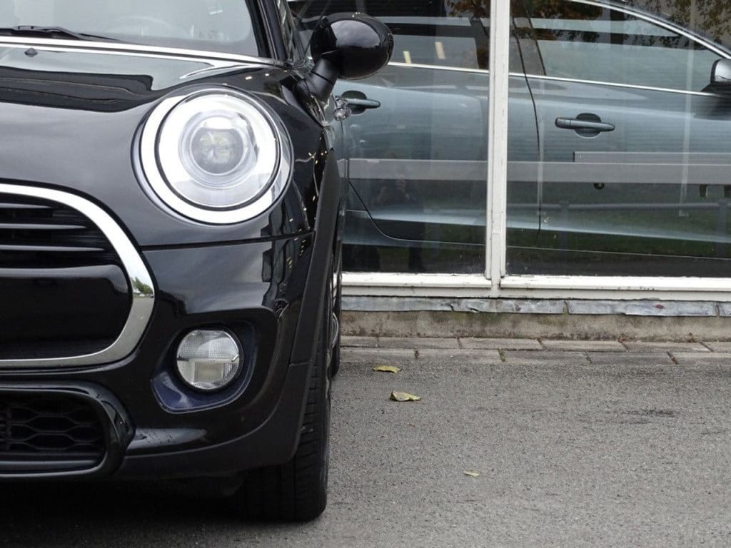 Mini Cooper mini 1.5 serious business automaat | jcw pack | king's cross