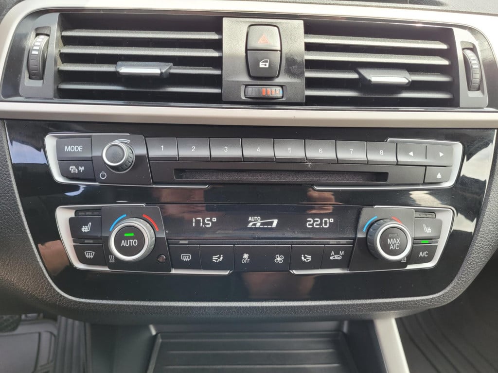 BMW 1 Serie 116i executive advantage . navi climate pdc lm velgen led stoel