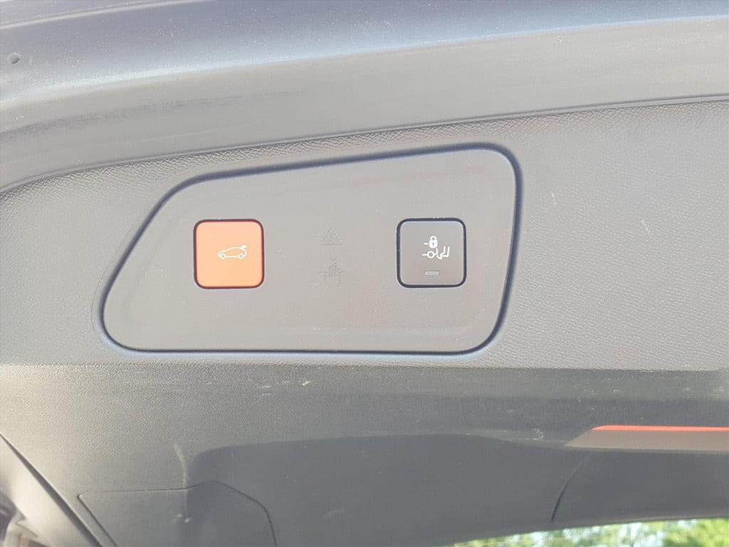 Peugeot 3008 1.6 plug-in hybrid 225pk blue lease allure eat8 automaat navig