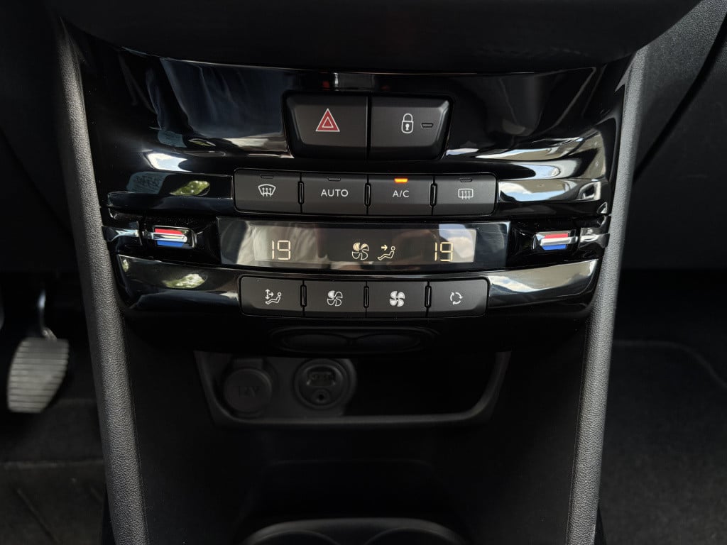 Peugeot 2008 allure 1.2-111pk/panoramadak