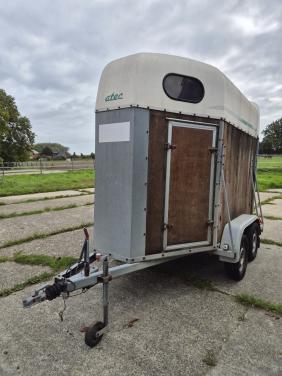 Paardentrailer Atec C2 Technoline bjr. 1998 met werkzaamheden