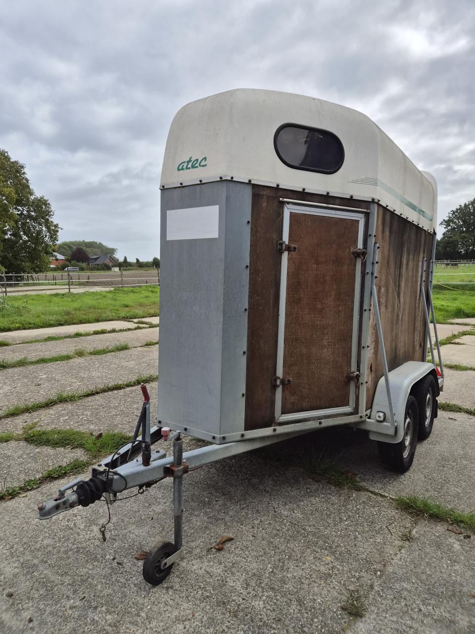 Paardentrailer Atec C2 Technoline bjr. 1998 met werkzaamheden