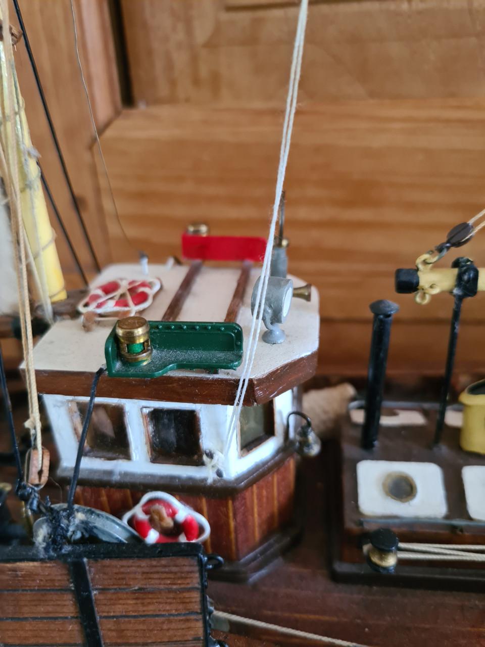 Prachtig gedetailleerd model van een vissersboot.