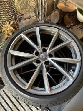 Mooie 19" Audi sport Velgen + Banden"