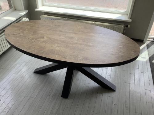 Degelijke, stevige ovale eetkamertafel met kruispoot. AFM : 183x100cm