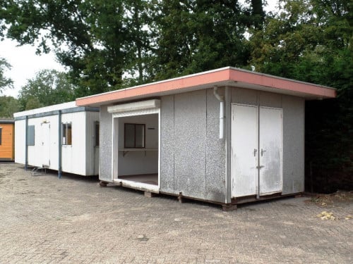 Verkoopunit met betonnen vloer, apart toilet met wastafeltje en rolluik