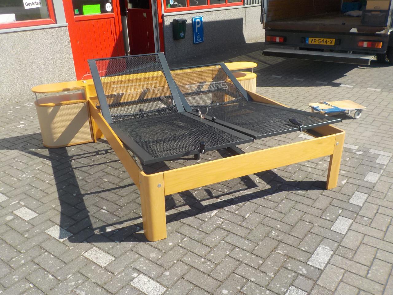 In vrijwel nieuw staat AUPING LEDIKANT + 2 verstelbare spiralen + 2 matrass