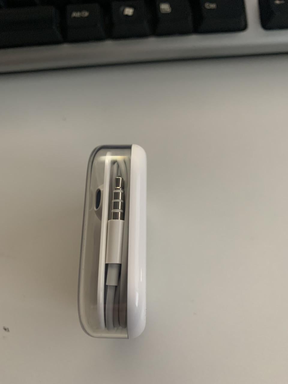 APPLE EARPODS € 15. NIEUW EN NIET GEBRUKT