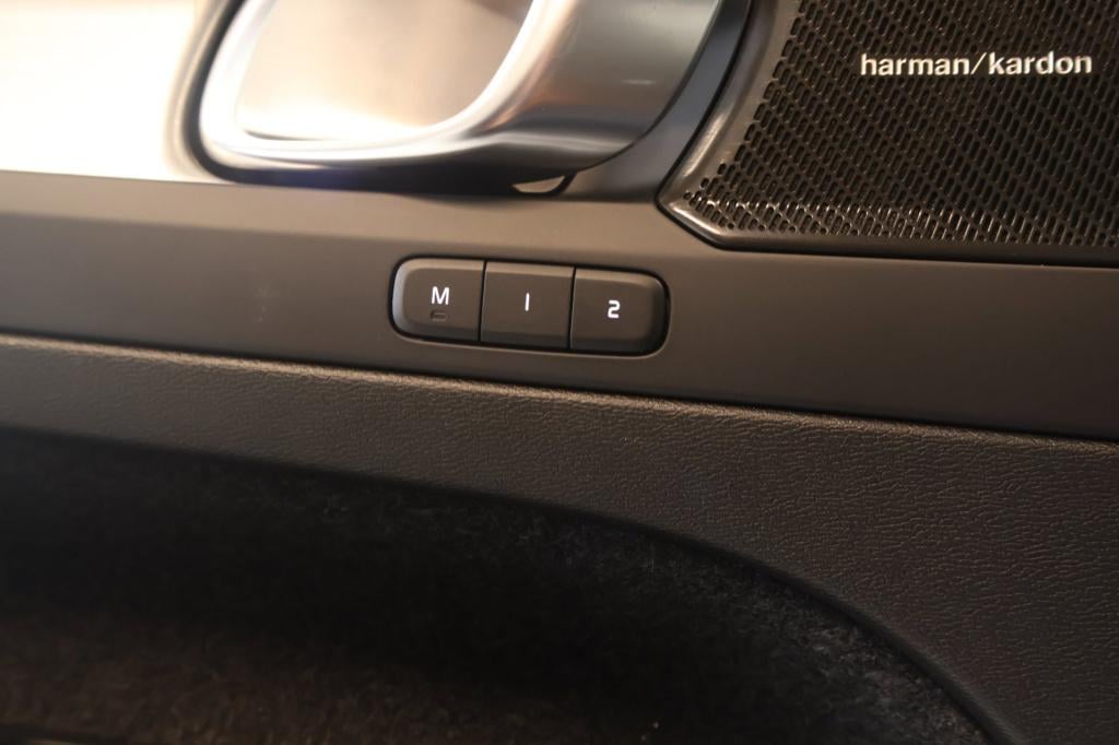 Volvo XC40 1.5 t4 plug-in hybrid plus dark nl auto, pano, h&k audio, el sto