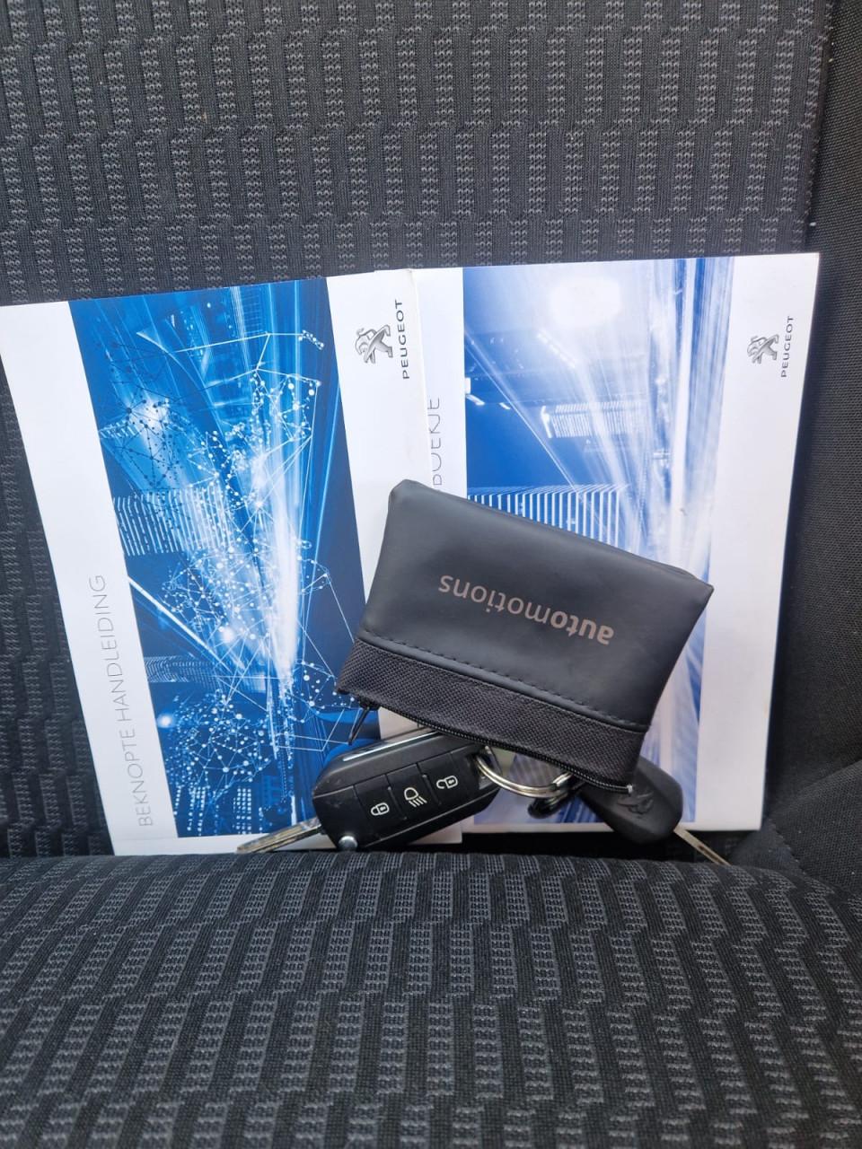 TE KOOP PEUGEOT 208 1.2 PURE TECH SIGNATURE EURO 6