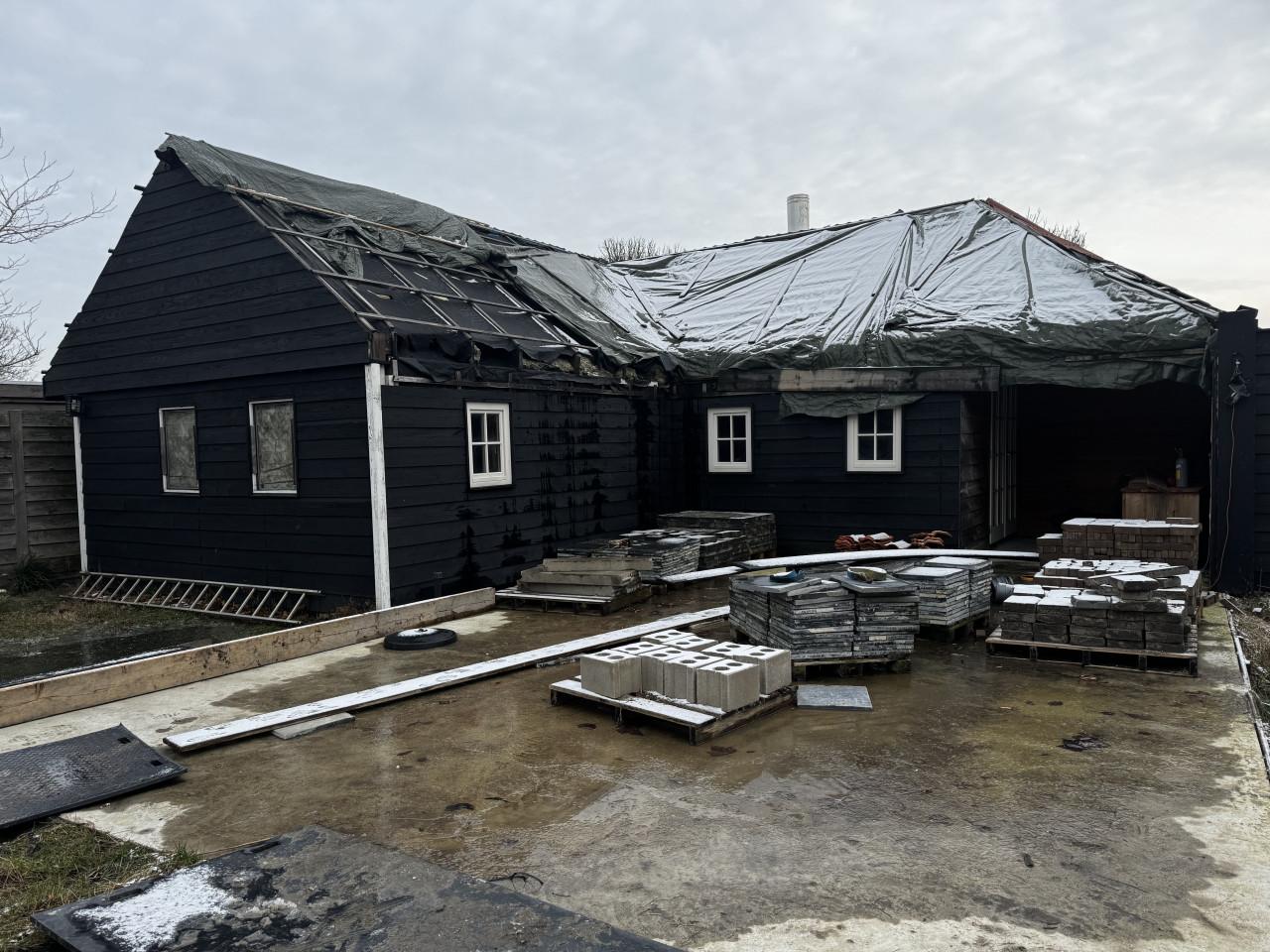 Grote Blokhut zelf afbreken en meenemen.