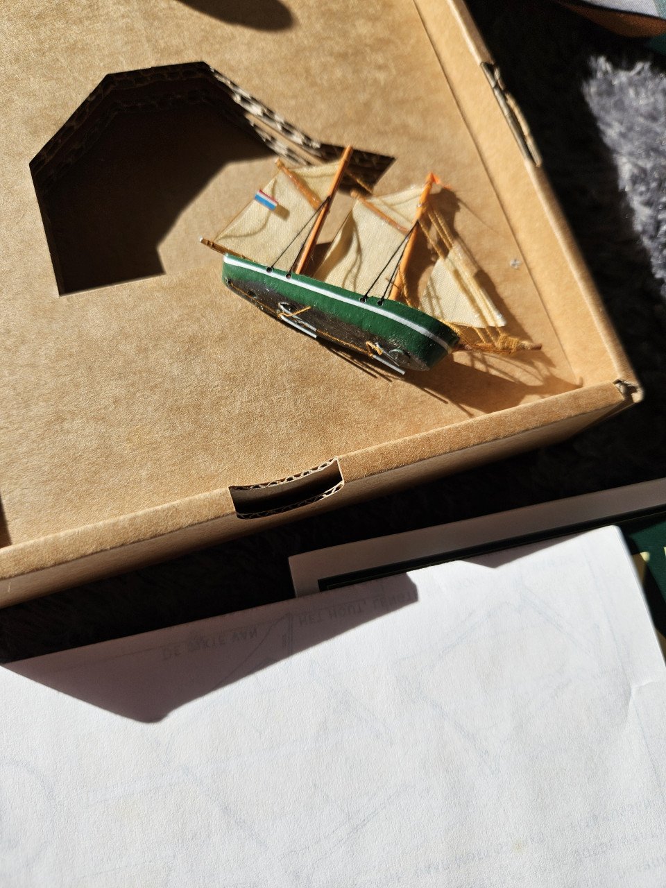 Prachtig heel klein miniatuur zeilscheepje van het merk Bokma...