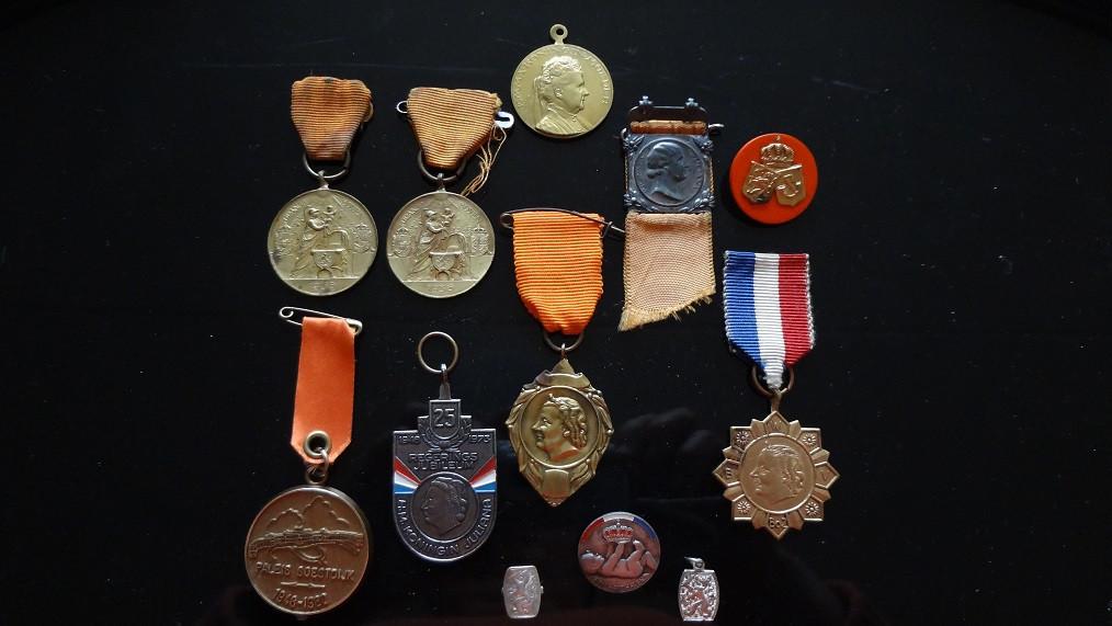 Koningshuis spullen 21 Bananen dozen  (Ophalen)