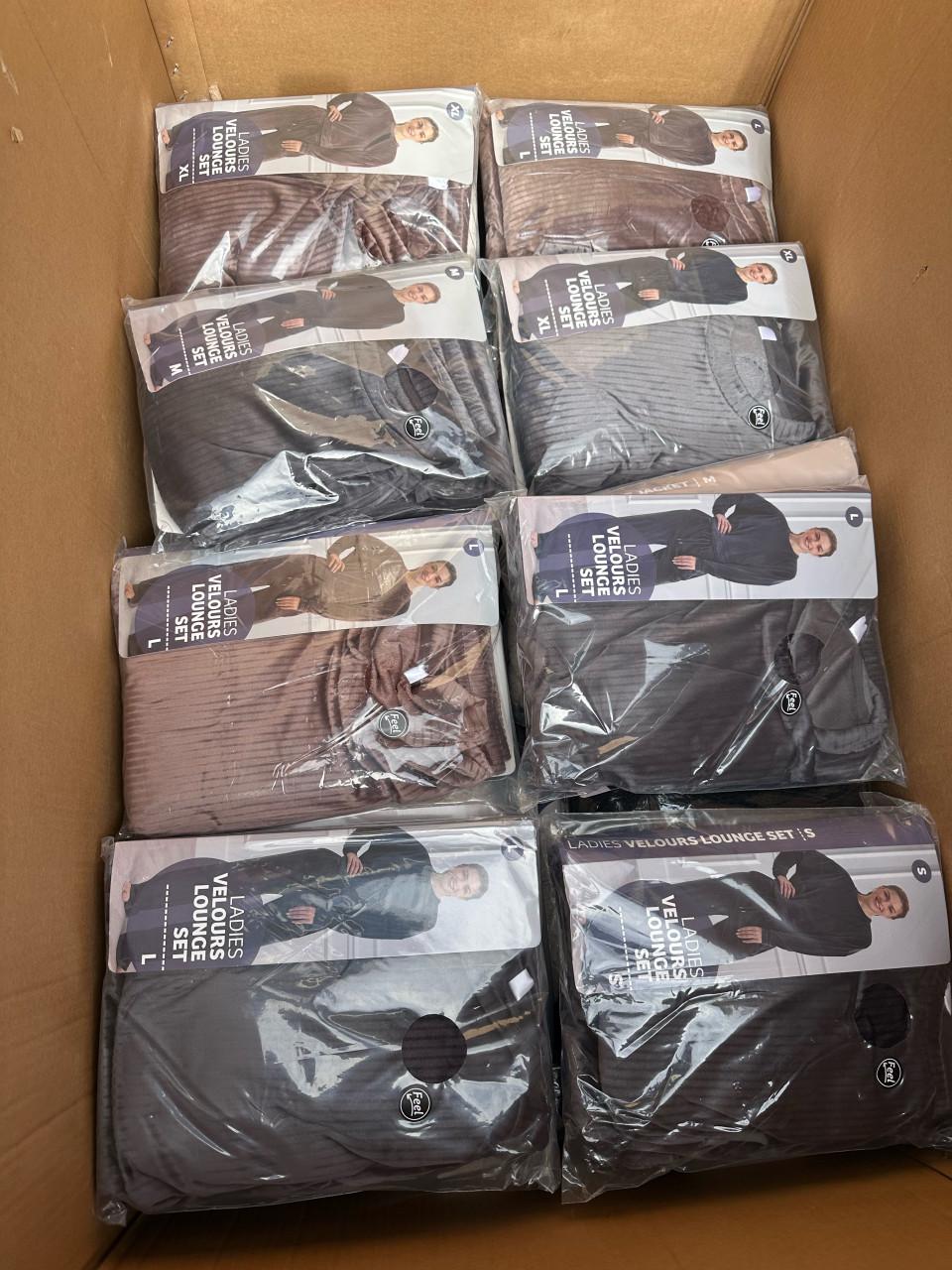 Nieuwe kleding (dames, kinderen, heren) €2 per stuk