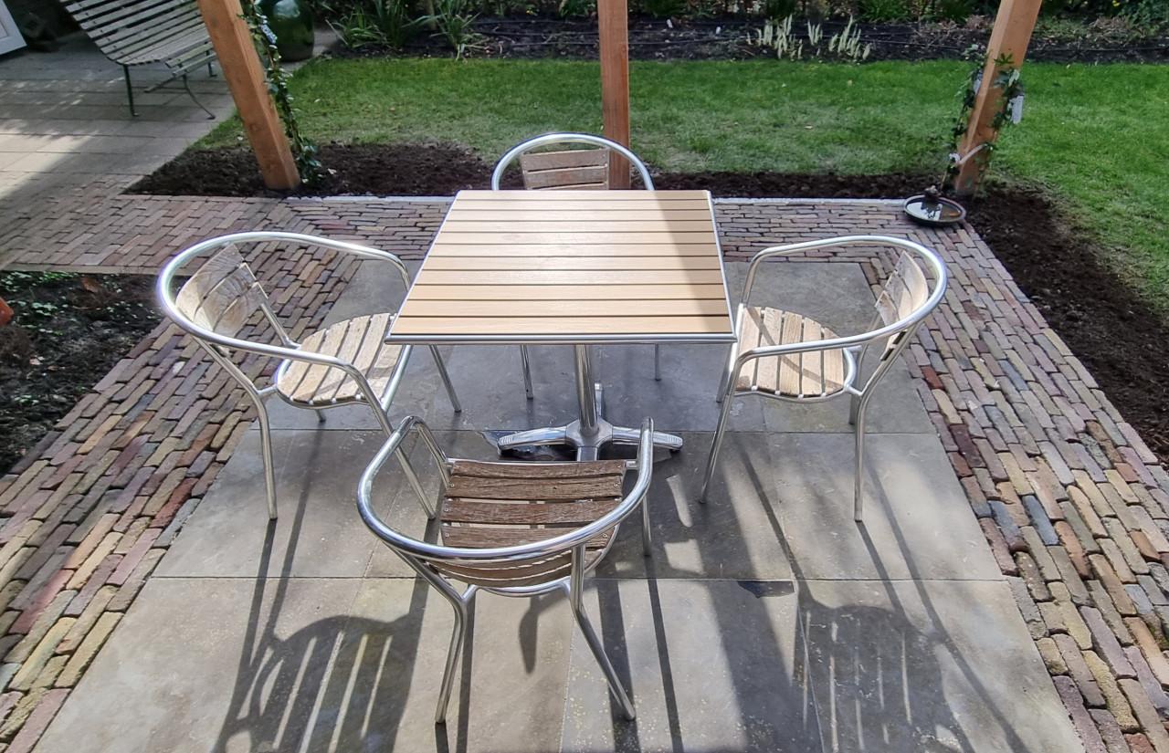 Tuinset met stoeltjes