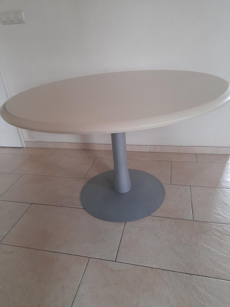 Stevige ronde tafel 120 x 72H (in goede nette staat )